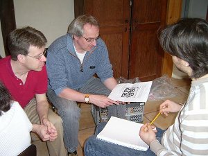 Christian, Jörg und Sebastian diskutieren ein Rätsel